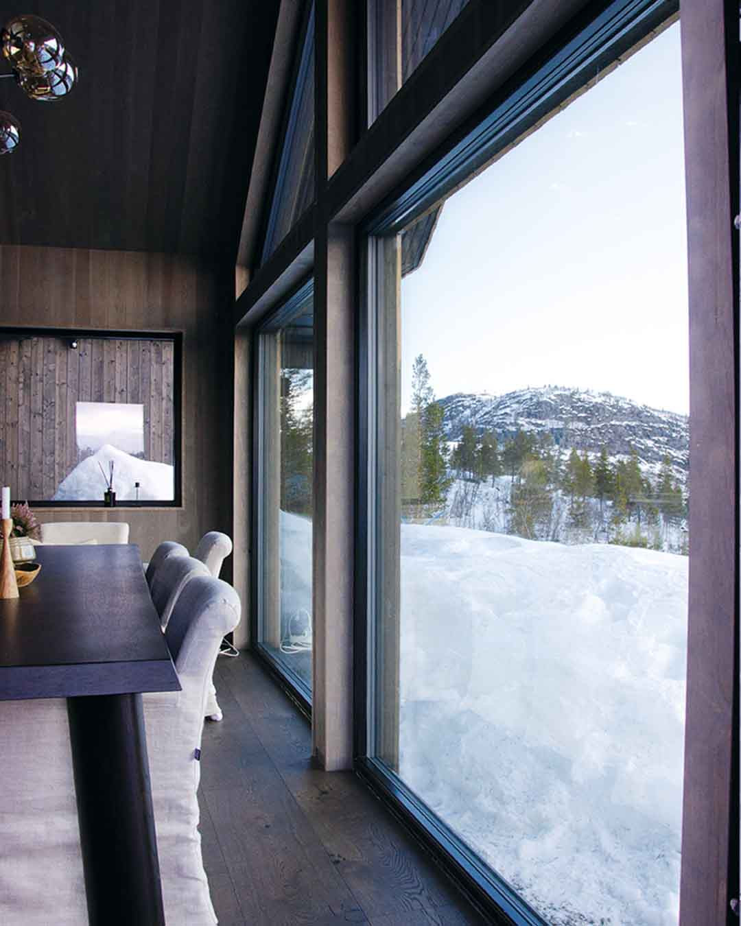 Fjellyset flommer inn gjennom Uldal sine vinduer.