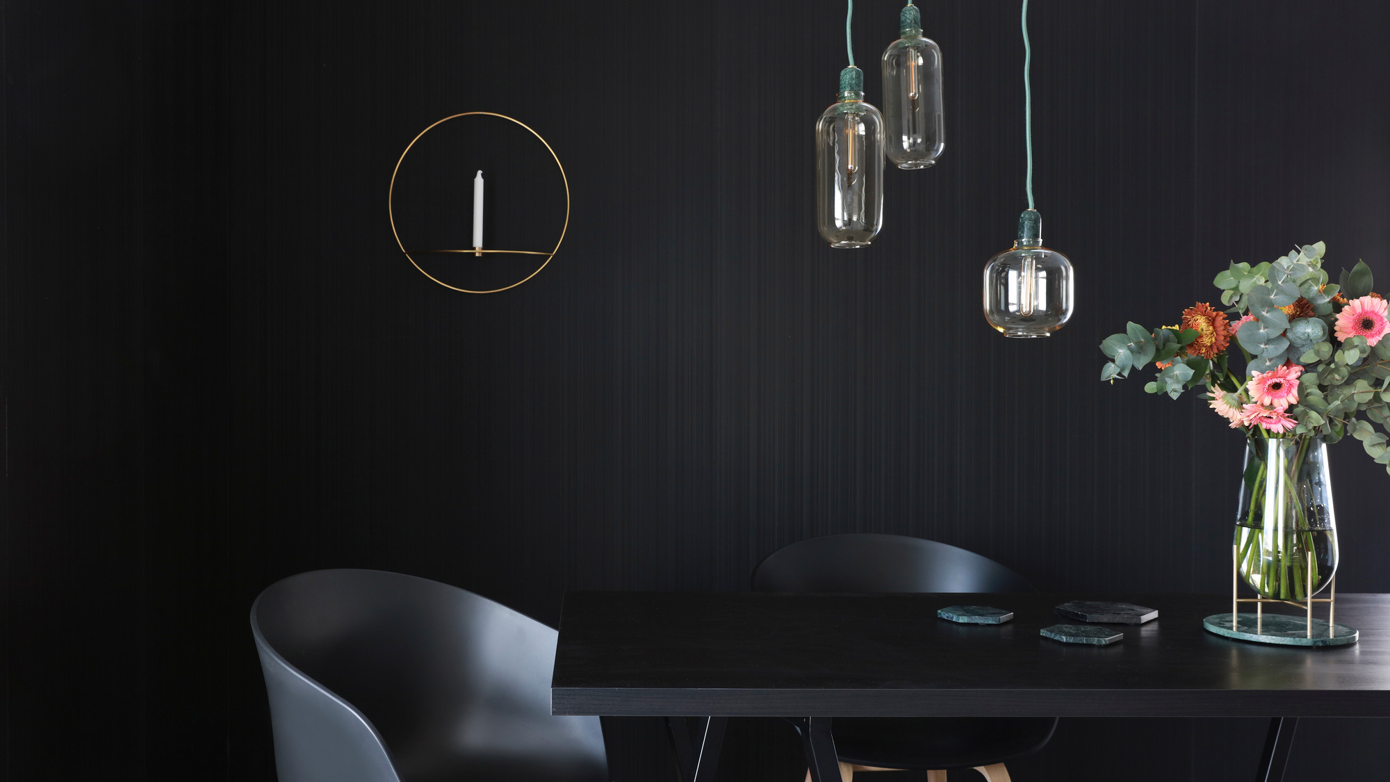 WALLS4YOU: Med veggplatene Walls4you Metallic plain black får rommet en lun og eksklusiv følelse.