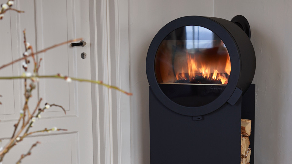 Varme vegger og et lyst interiør med innslag av treverk og maritime tendenser gir en frisk og behagelig atmosfære som inviterer til ro og hygge.