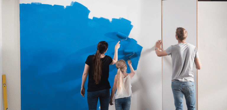 Familie som maler på Forestia Walls2paint veggplater.