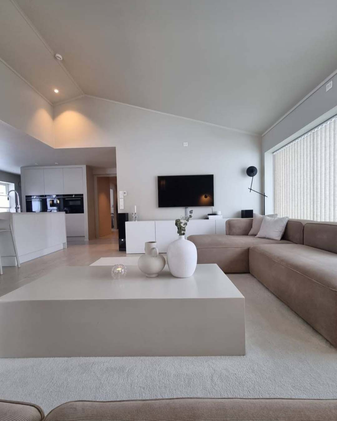 Fin flyt med glatte takplater fra Premium Ceiling.