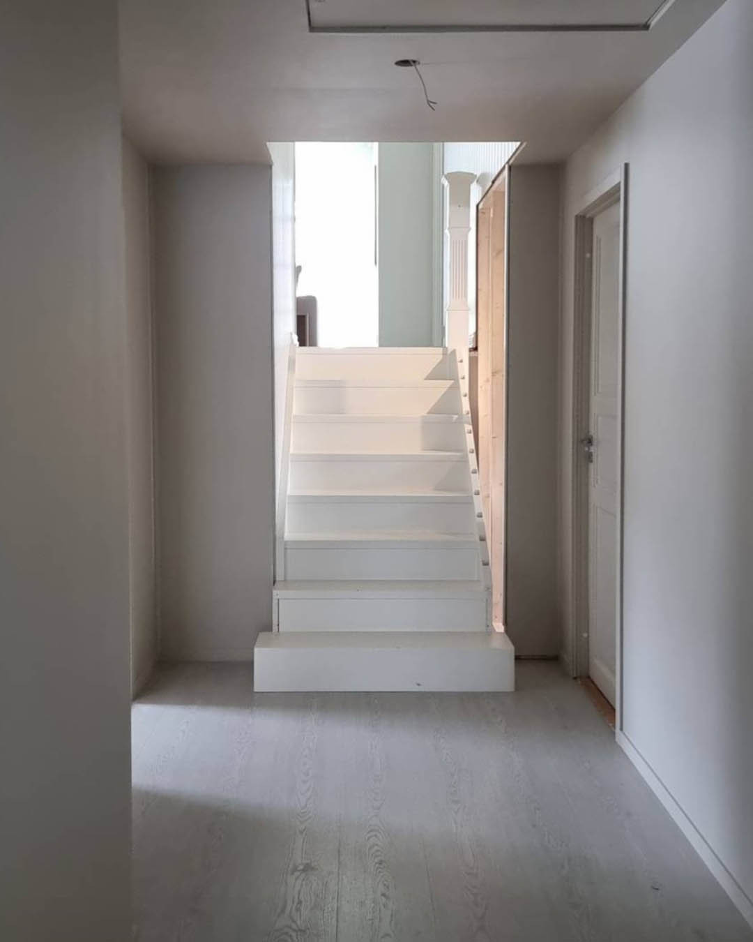 Premium Ceiling takplater og Huntonit Proff Vegg er enkle å montere.