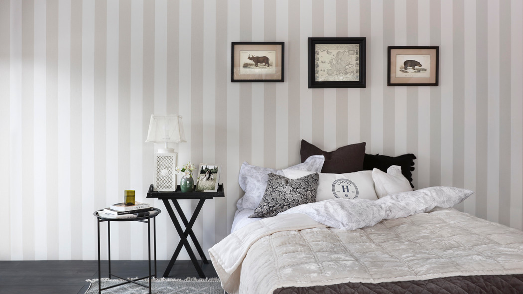 ferdigtapetserte veggplater, walls4you 14218 Narrow stripes offwhite/beige, på veggene og Huntonit panelbord i taket.