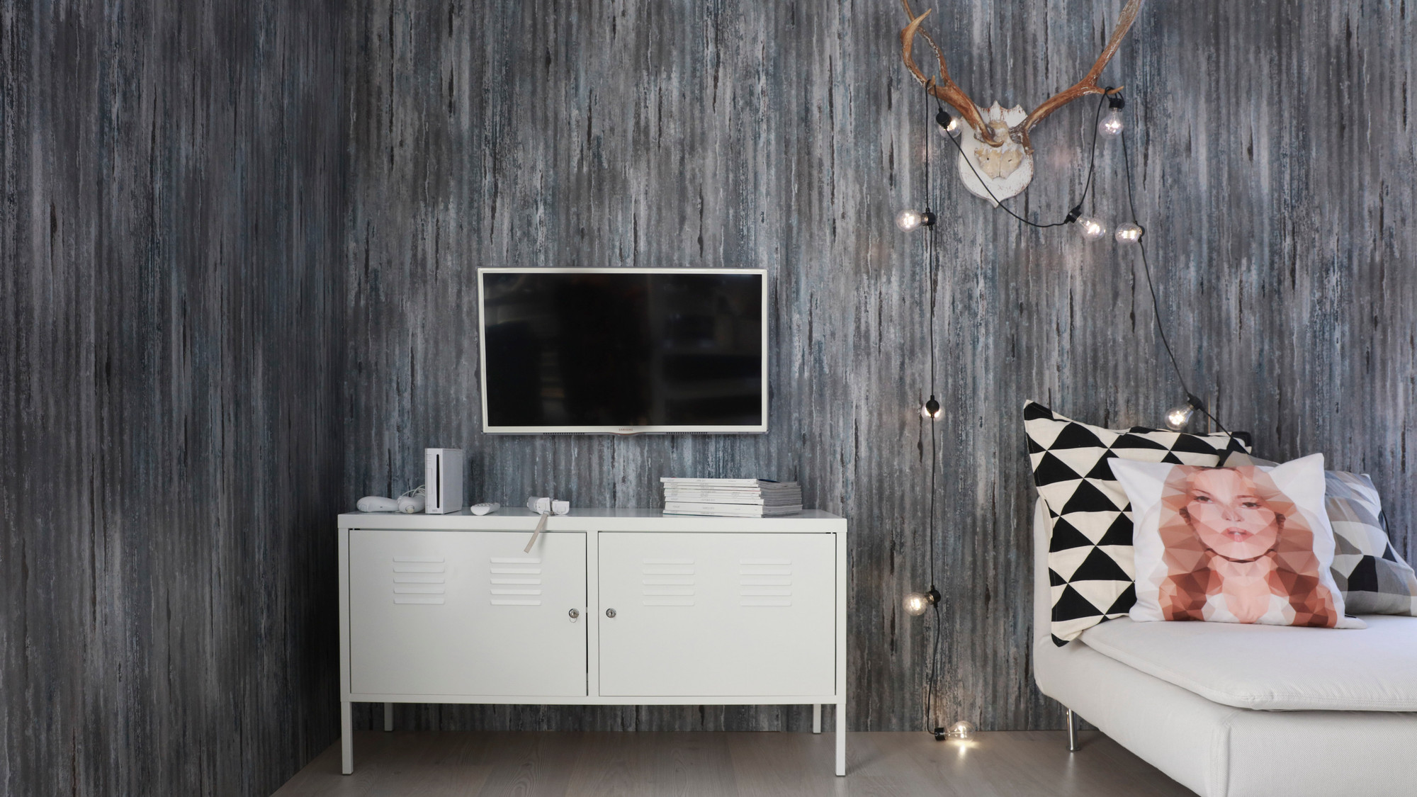 Veggene i ungdomsrommet er dekorert med Walls4You «Crusoe». Et røft unisex-design i grå/blått, som kan gi den rette stemningen i tenåringens drømme-fristed. Og med kule detaljer kan ungdommen sette enda mer personlig preg på sitt krypinn.