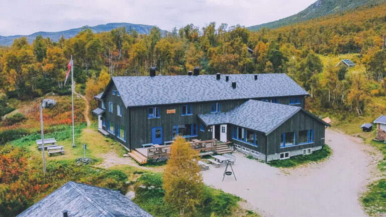 Mogen Turisthytte i naturskjønne omgivelser.