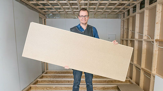 Produktsjef i Forestia med de nye Proffgulv-platene