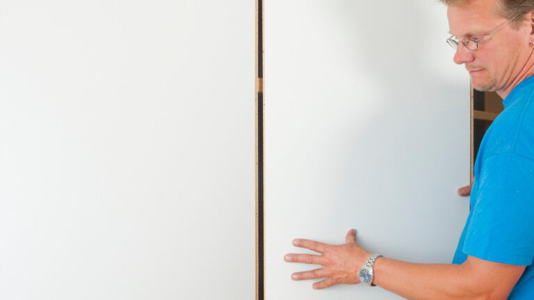 Det går raskt å montere veggplater fra Walls2Paint