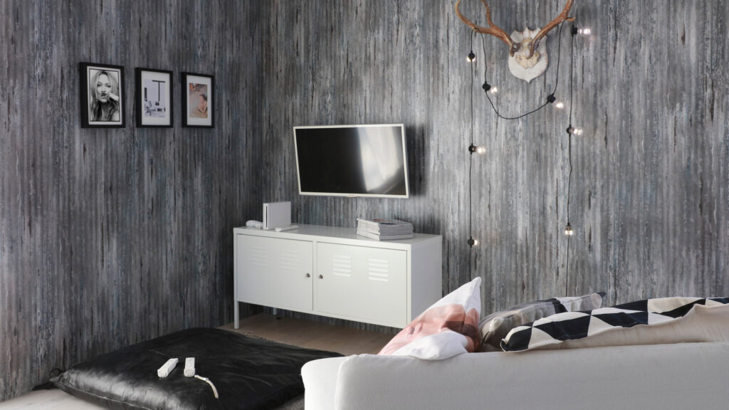 Veggene i ungdomsrommet er dekorert med Walls4You «Crusoe». Et røft unisex-design i grå/blått, som kan gi den rette stemningen i tenåringens drømme-fristed. Og med kule detaljer kan ungdommen sette enda mer personlig preg på sitt krypinn.