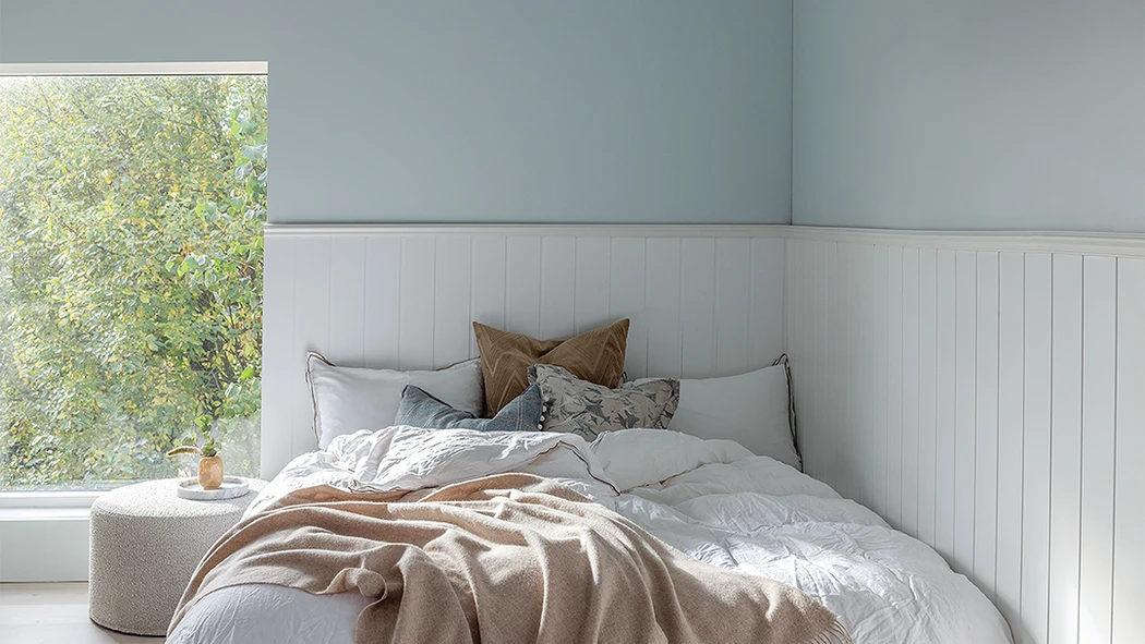 Lyst og fint soverom malt i fargen Jotun Spring Breeze.